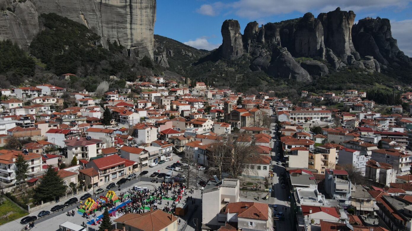 Απίστευτη κοσμοσυρροή στο Μετεωροδάσος – Η Καλαμπάκα γέμισε χαμόγελα