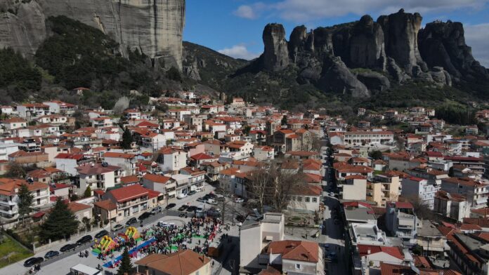 Απίστευτη κοσμοσυρροή στο Μετεωροδάσος – Η Καλαμπάκα γέμισε χαμόγελα