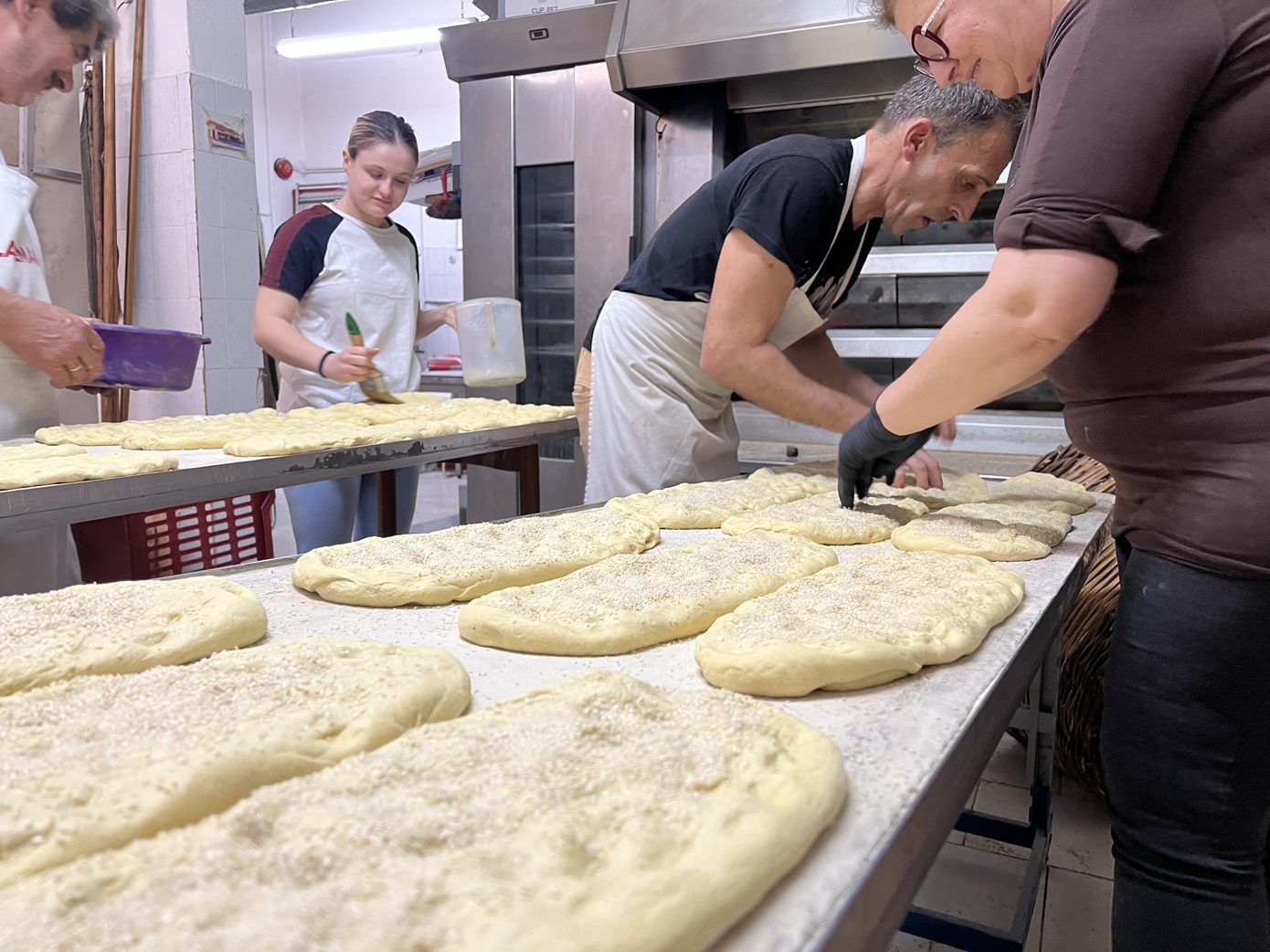 Προζύμι, μέλι, νερό, αλάτι, ζύμωμα και φούρνισμα με μουσική και χορό – Έτσι φτιάχνουν τις λαγάνες στο Λιανοκλάδι της Φθιώτιδας