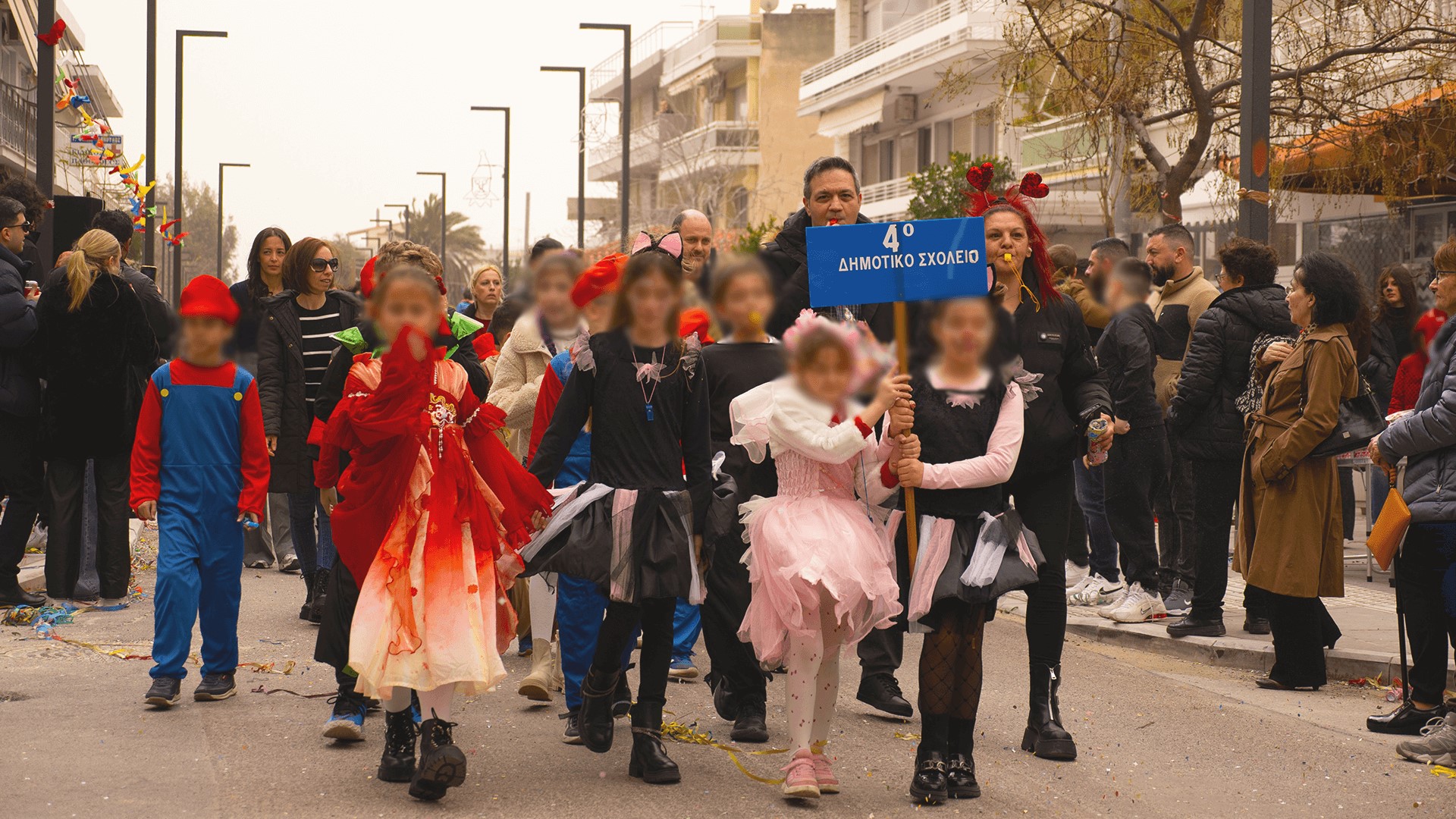 Ο Ασπρόπυργος γέμισε ζωντάνια και χρώμα – Θεαματική Καρναβαλική παρέλαση με τη συμμετοχή όλης της κοινότητας