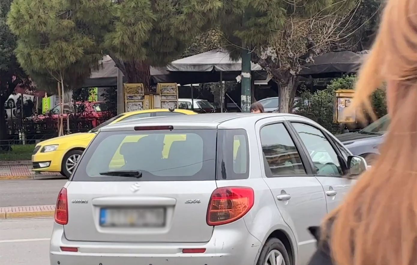 Η στιγμή που ο Χρήστος Μαυρίκης αποχωρεί από τα δικαστήρια της Ευελπίδων – Δείτε το βίντεο