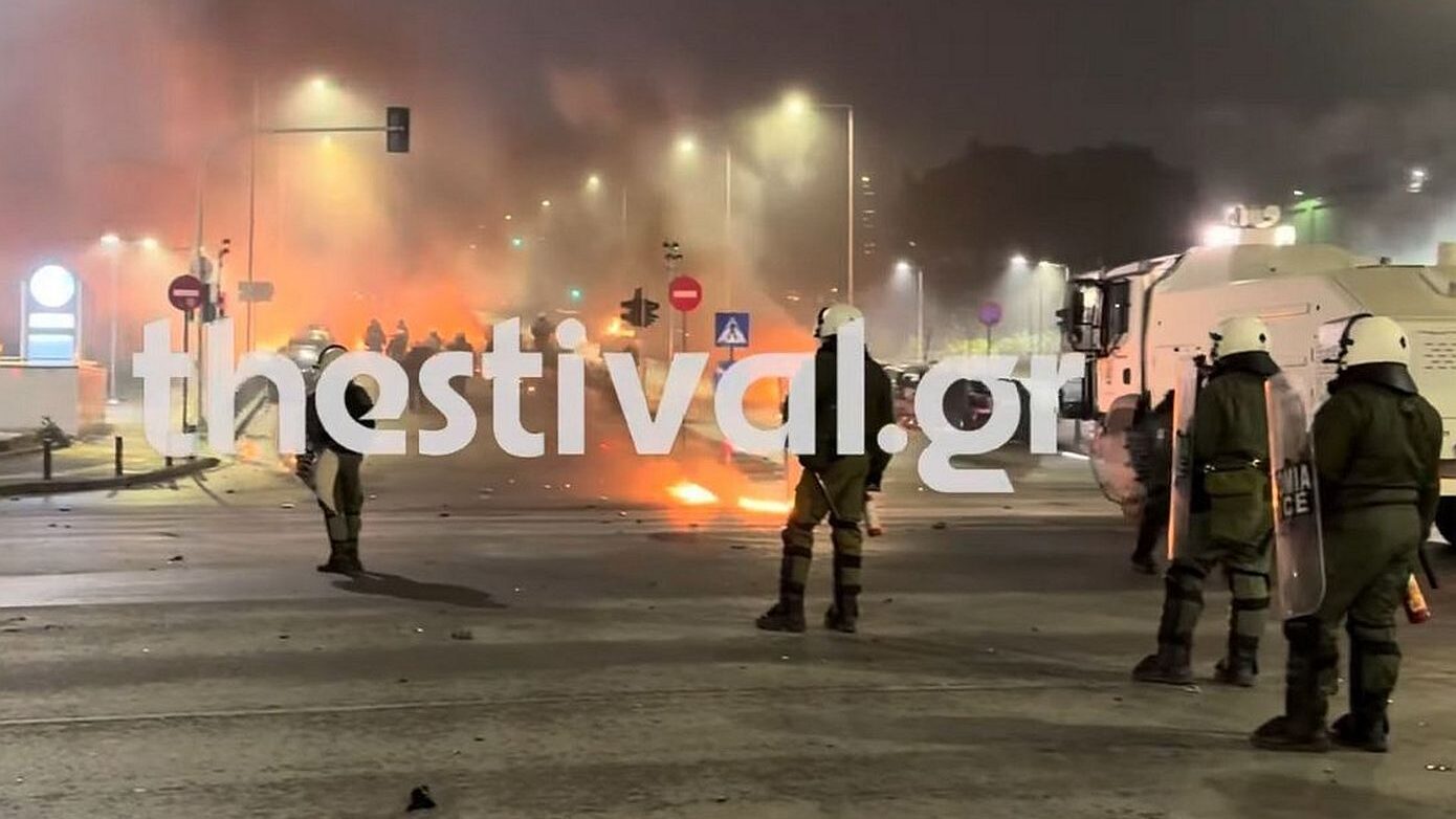 ΕΛΑΣ για τα επεισόδια στο ΑΠΘ: Απρόκλητη και βίαιη επίθεση κουκουλοφόρων κατά αστυνομικών με πλήθος μολότοφ