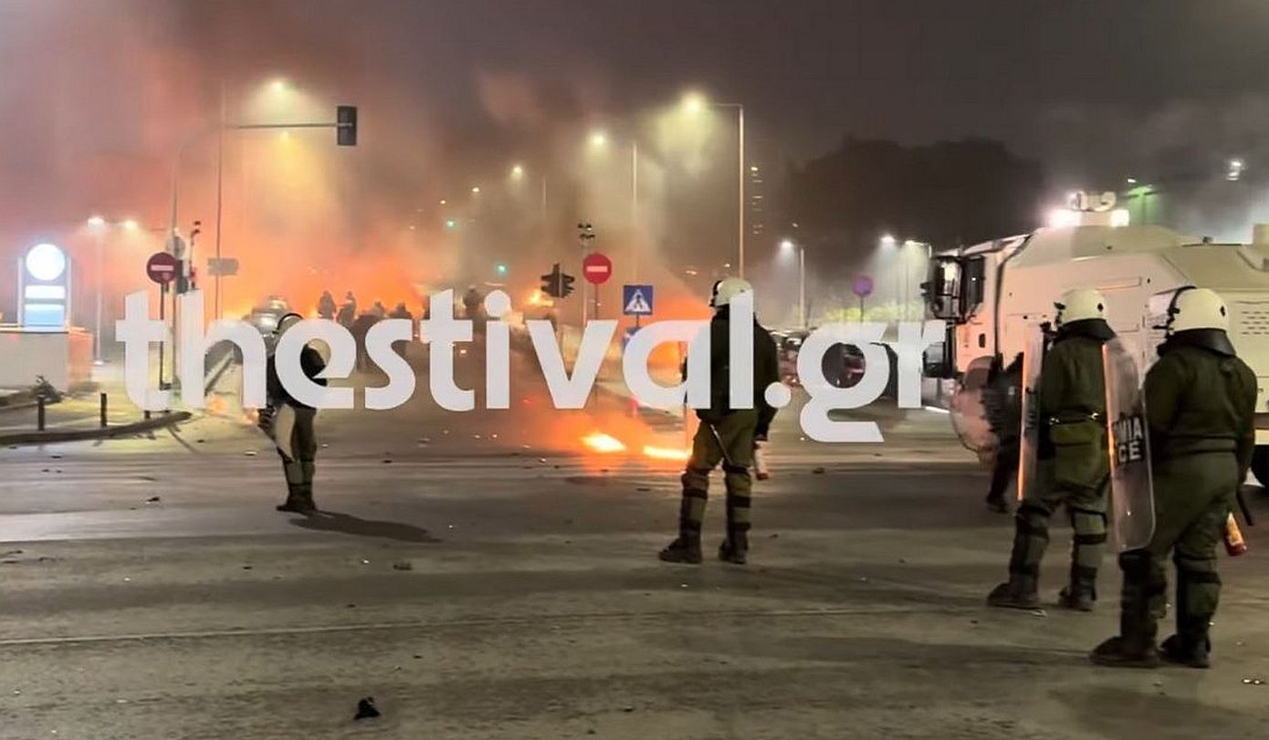 ΕΛΑΣ για τα επεισόδια στο ΑΠΘ: Απρόκλητη και βίαιη επίθεση κουκουλοφόρων κατά αστυνομικών με πλήθος μολότοφ