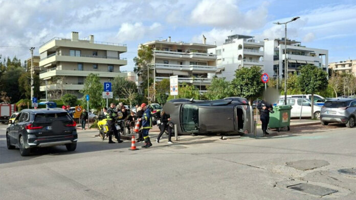 Ανατροπή αυτοκινήτου στη Γλυφάδα: Σύγκρουση με άλλο όχημα προκαλεί ατύχημα