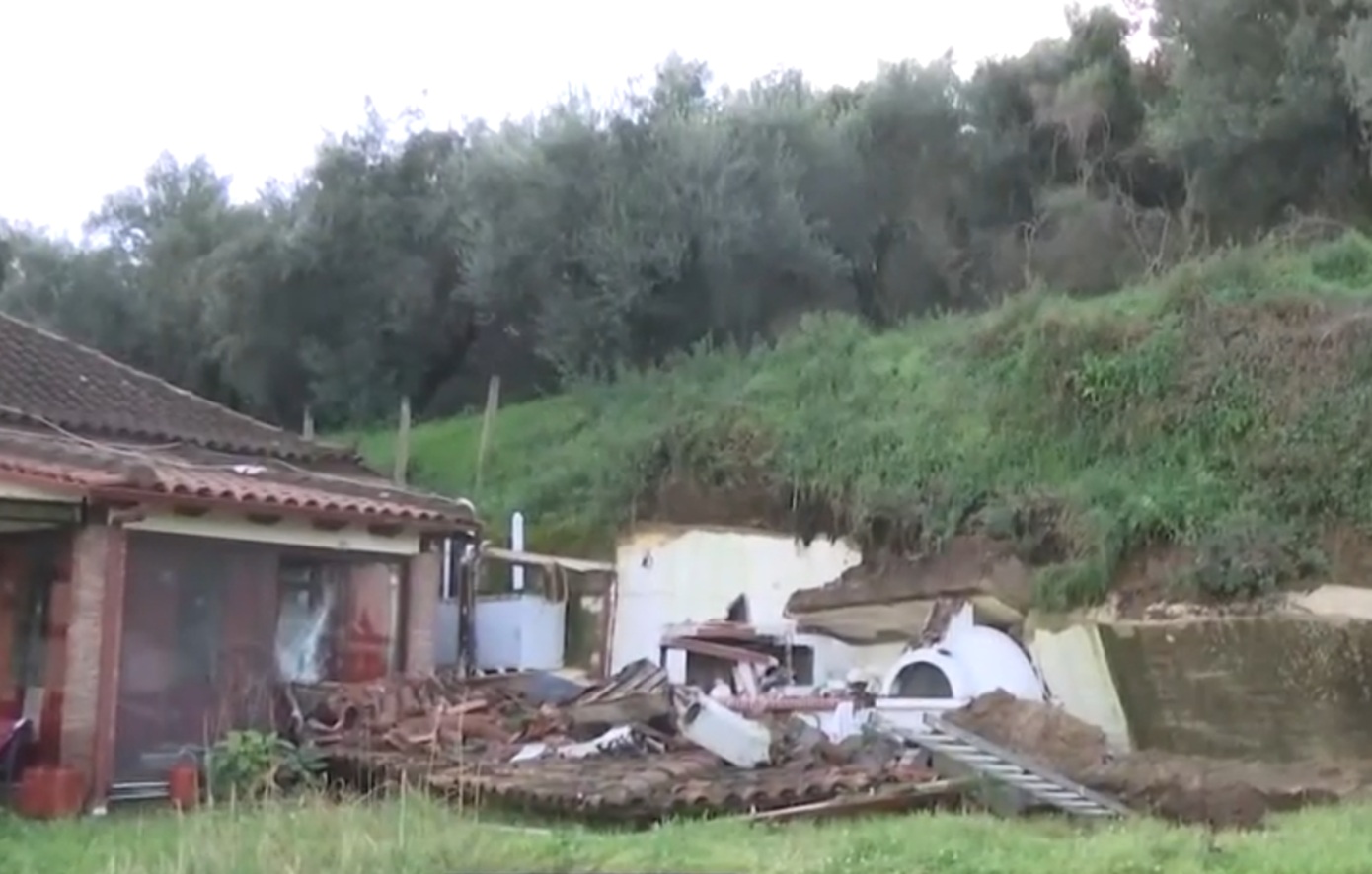 Αρχαία Ολυμπία: Απειλούνται οικίες από κατολισθήσεις εξαιτίας βροχοπτώσεων – «Όλο το βουνό θα κατέβει» προειδοποιεί κάτοικος