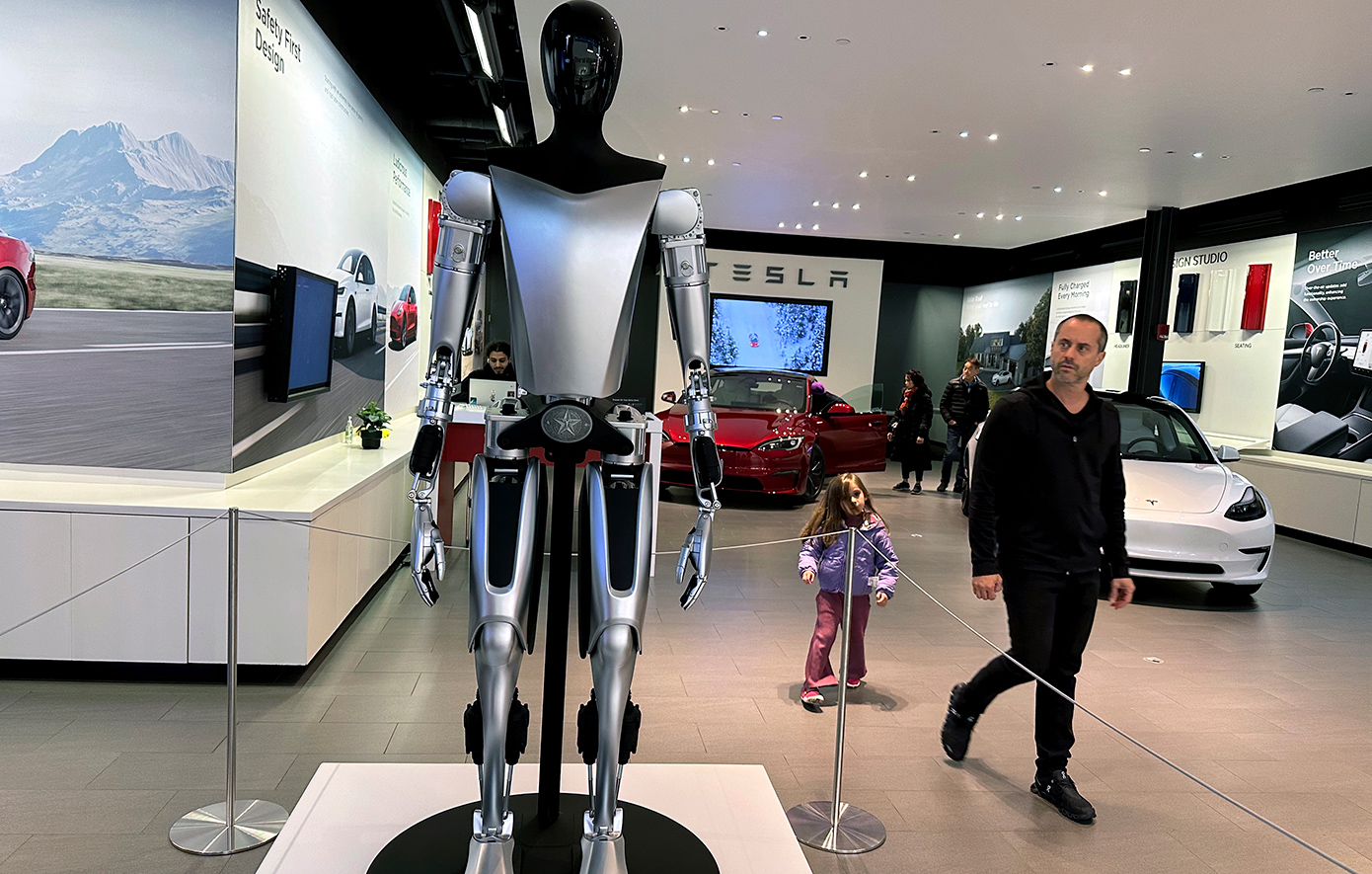 Ο Έλον Μασκ επιδιώκει την κατασκευή του ανθρωποειδούς ρομπότ Optimus στην Αμερική – Η μεγάλη πρόκληση της Κίνας