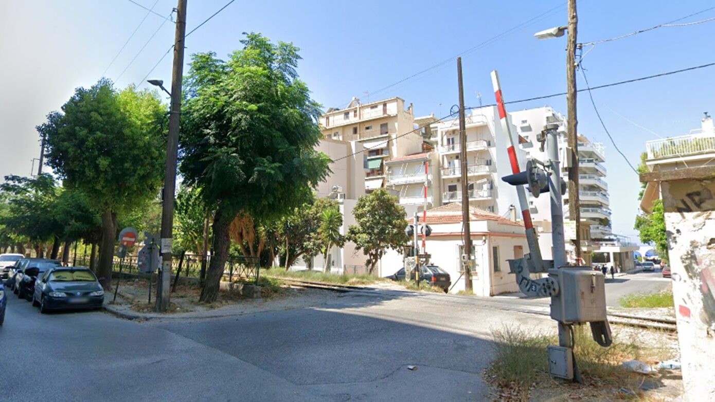 Πάτρα: Τρένο του προαστιακού συγκρούστηκε με αυτοκίνητο – Χωρίς τραυματισμούς