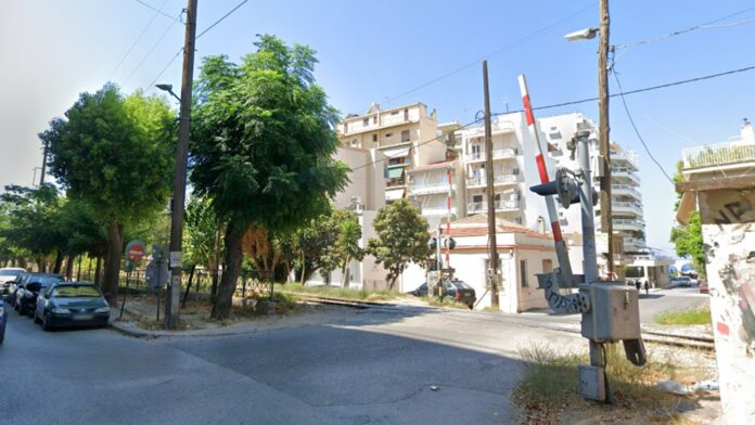 Πάτρα: Τρένο του προαστιακού συγκρούστηκε με αυτοκίνητο – Χωρίς τραυματισμούς
