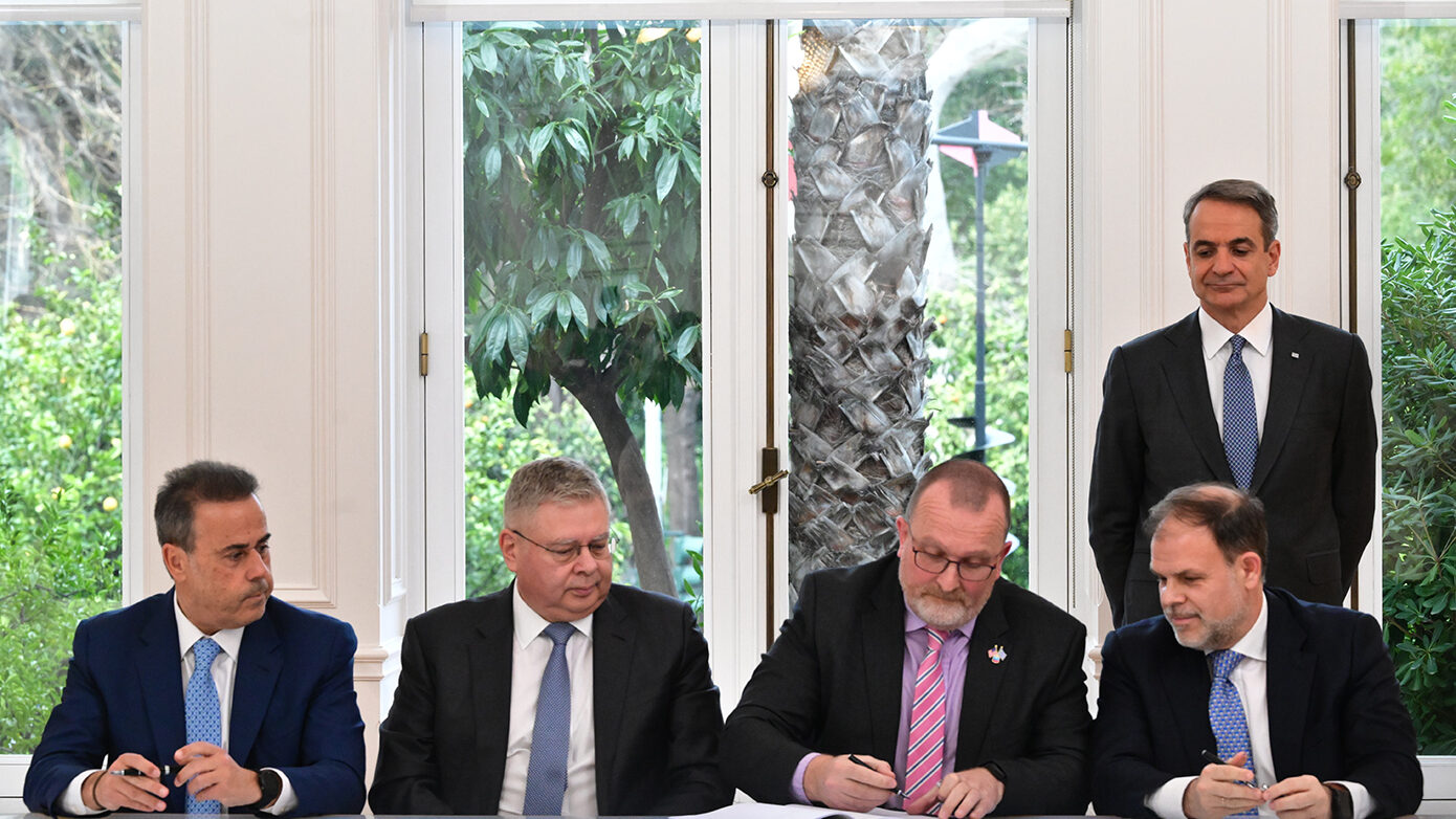 Υπογράφηκε η συμφωνία με τη Chevron για έρευνες υδρογονανθράκων – Δείτε εικόνες