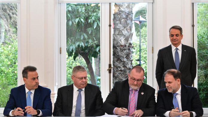 Υπογράφηκε η συμφωνία με τη Chevron για έρευνες υδρογονανθράκων – Δείτε εικόνες