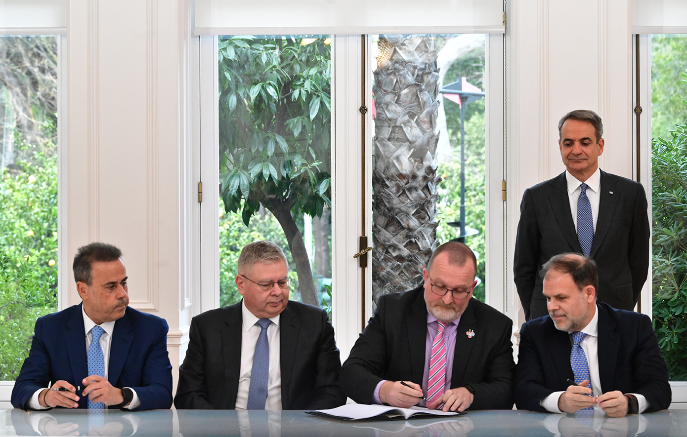 Υπογράφηκε η συμφωνία με τη Chevron για έρευνες υδρογονανθράκων – Δείτε εικόνες