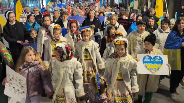 Με σημαίες και δάκρυα, η ουκρανική κοινότητα στην Αθήνα απαιτεί το τέλος του πολέμου – Δείτε το βίντεο