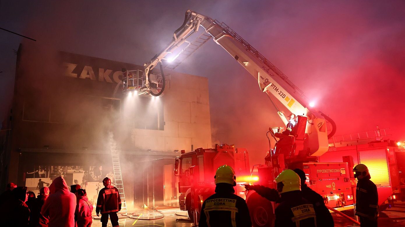Μερικώς ελεγχόμενη η πυρκαγιά σε αποθήκη αθλητικών ειδών στα Σπάτα