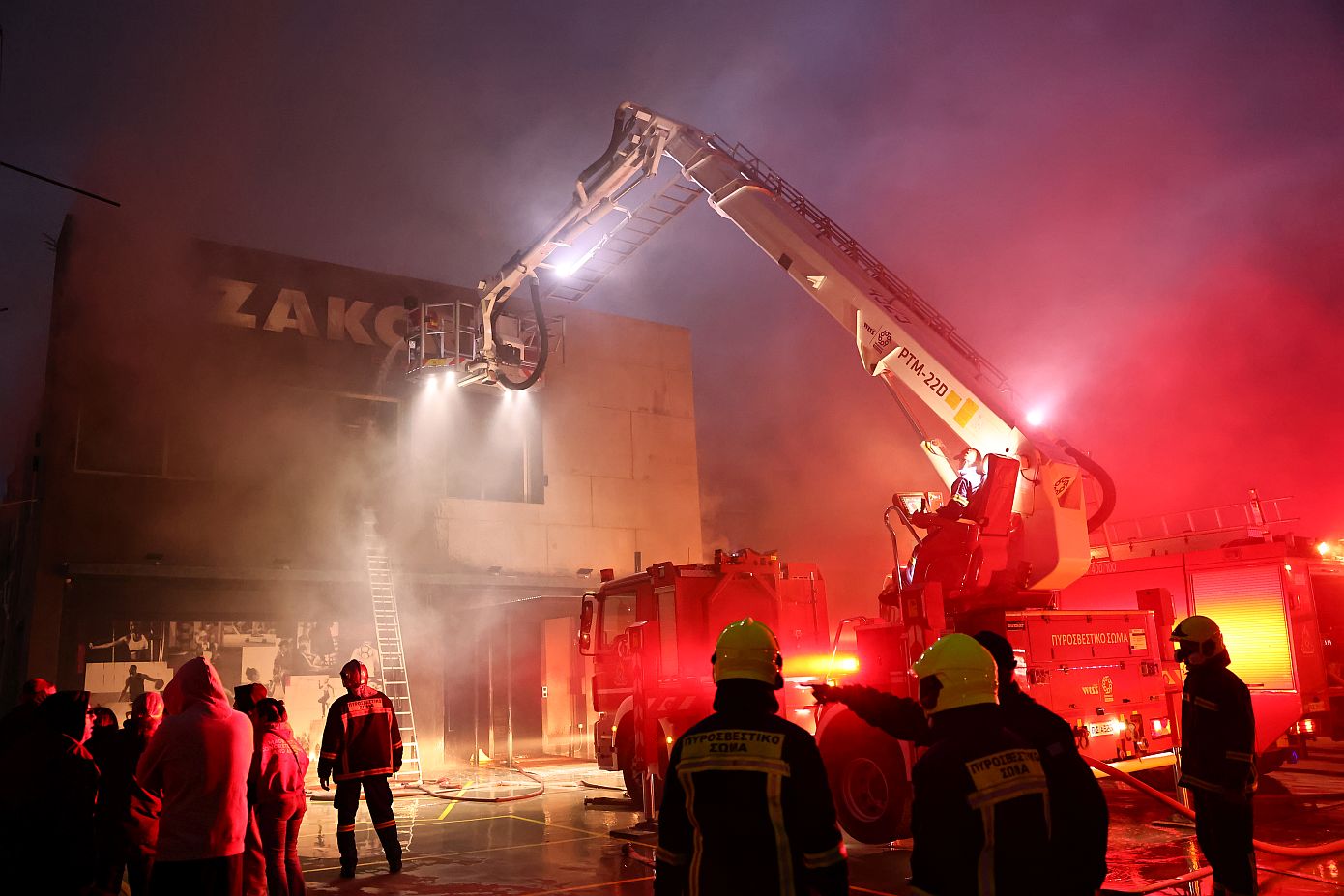 Μερικώς ελεγχόμενη η πυρκαγιά σε αποθήκη αθλητικών ειδών στα Σπάτα