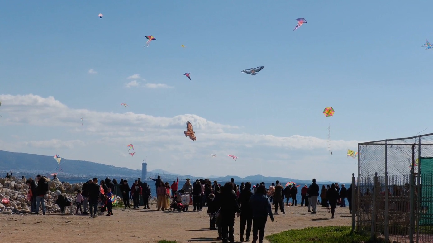 Κούλουμα στον Πειραιά: Μεγάλη προσέλευση στη Φρεαττύδα για χορό, θαλασσινά και το κλασικό πέταγμα του αετού