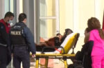 Αχτίδα ελπίδας στη συμφορά της Χίου: Ναυαγός που αγνοούνταν εντόπισε το παιδί της – «Ήταν σφιχτά στην αγκαλιά»