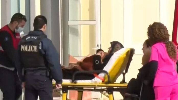 Αχτίδα ελπίδας στη συμφορά της Χίου: Ναυαγός που αγνοούνταν εντόπισε το παιδί της – «Ήταν σφιχτά στην αγκαλιά»