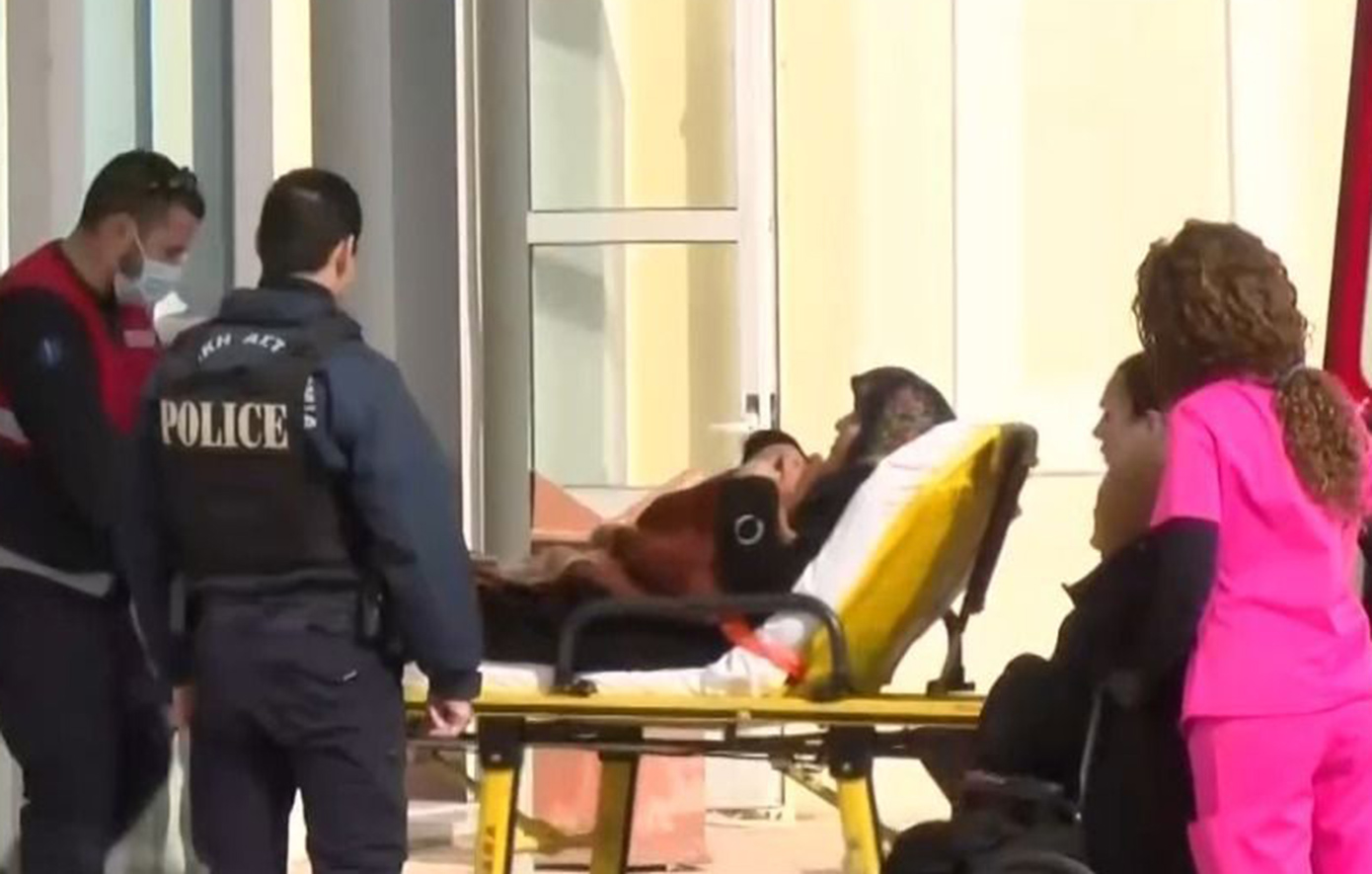 Αχτίδα ελπίδας στη συμφορά της Χίου: Ναυαγός που αγνοούνταν εντόπισε το παιδί της – «Ήταν σφιχτά στην αγκαλιά»