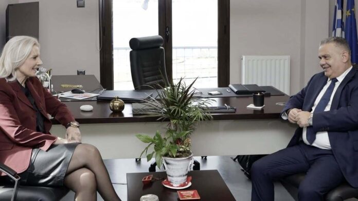 Συνάντηση δημάρχου Καμένων Βούρλων με τη Γραμματέα Αποκεντρωμένης Θεσσαλίας-Στερεάς Ελλάδας