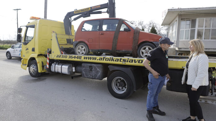 Απομάκρυνση εγκαταλελειμμένων οχημάτων από τον Δήμο Λαμιέων