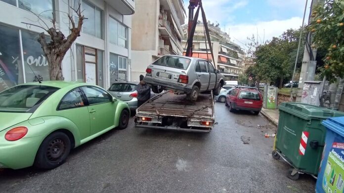 Συνεχίζονται οι απομακρύνσεις εγκαταλελειμμένων οχημάτων στον Δήμο Ζωγράφου