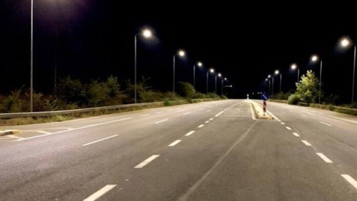 Περιφέρεια Πελοποννήσου: Σε εξέλιξη ο ηλεκτροφωτισμός της επαρχιακής οδού Πορτοχέλι-Κόστα