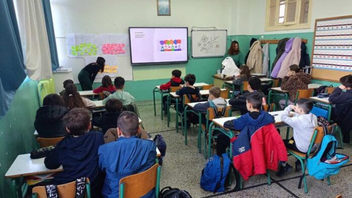 Ο Δήμος Αιγιαλείας βελτιώνει τις σχολικές αυλές με τη συμβολή των παιδιών
