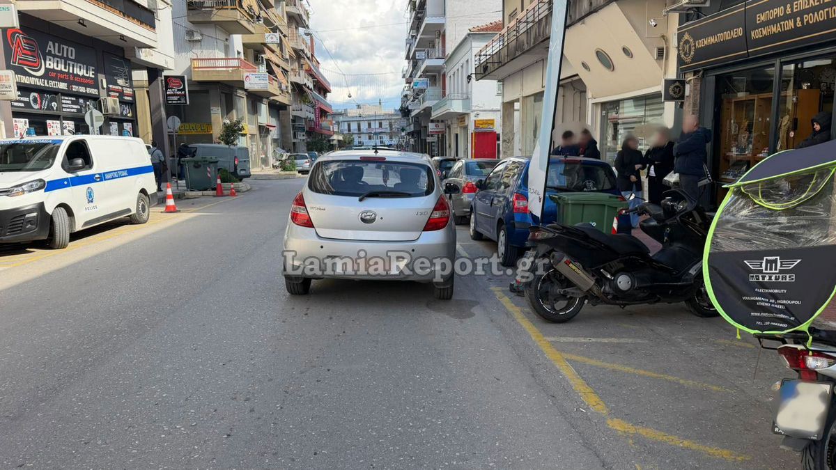 Όχημα χτύπησε δύο νέους στο κέντρο της Λαμίας
