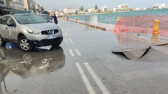 Κατέρρευσε το οδόστρωμα στο κεντρικό λιμάνι της Χίου – Ισχυροί άνεμοι προκαλούν καταστροφές
