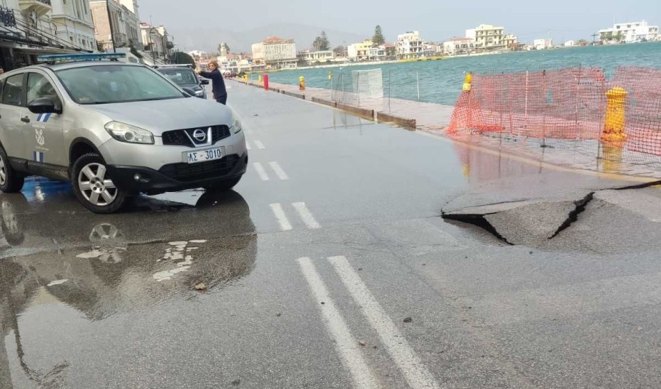 Κατέρρευσε το οδόστρωμα στο κεντρικό λιμάνι της Χίου – Ισχυροί άνεμοι προκαλούν καταστροφές
