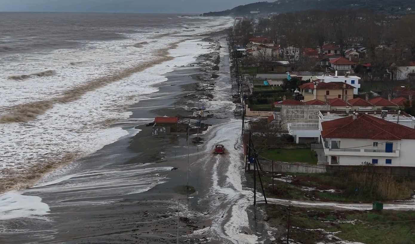 Συγκλονιστικό βίντεο από drone: Η θάλασσα «κατάπιε» τον Αγιόκαμπο – Τεράστιες ζημιές στο παραλιακό τμήμα
