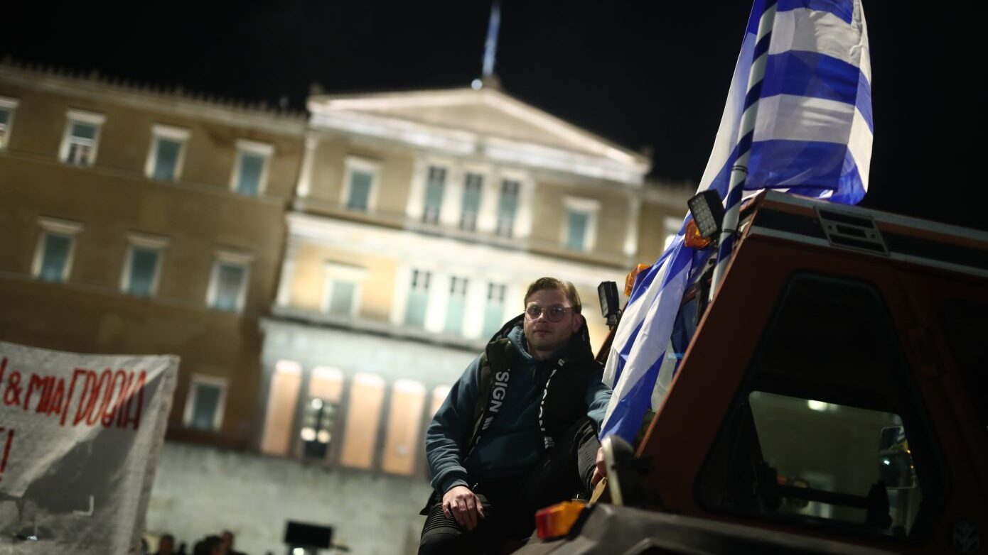 Βραδιά στο Σύνταγμα με πλήθος τρακτέρ και μήνυμα συνέχισης των διαδηλώσεων από τους αγρότες – Αποχώρηση το μεσημέρι