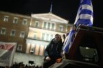 Βραδιά στο Σύνταγμα με πλήθος τρακτέρ και μήνυμα συνέχισης των διαδηλώσεων από τους αγρότες – Αποχώρηση το μεσημέρι