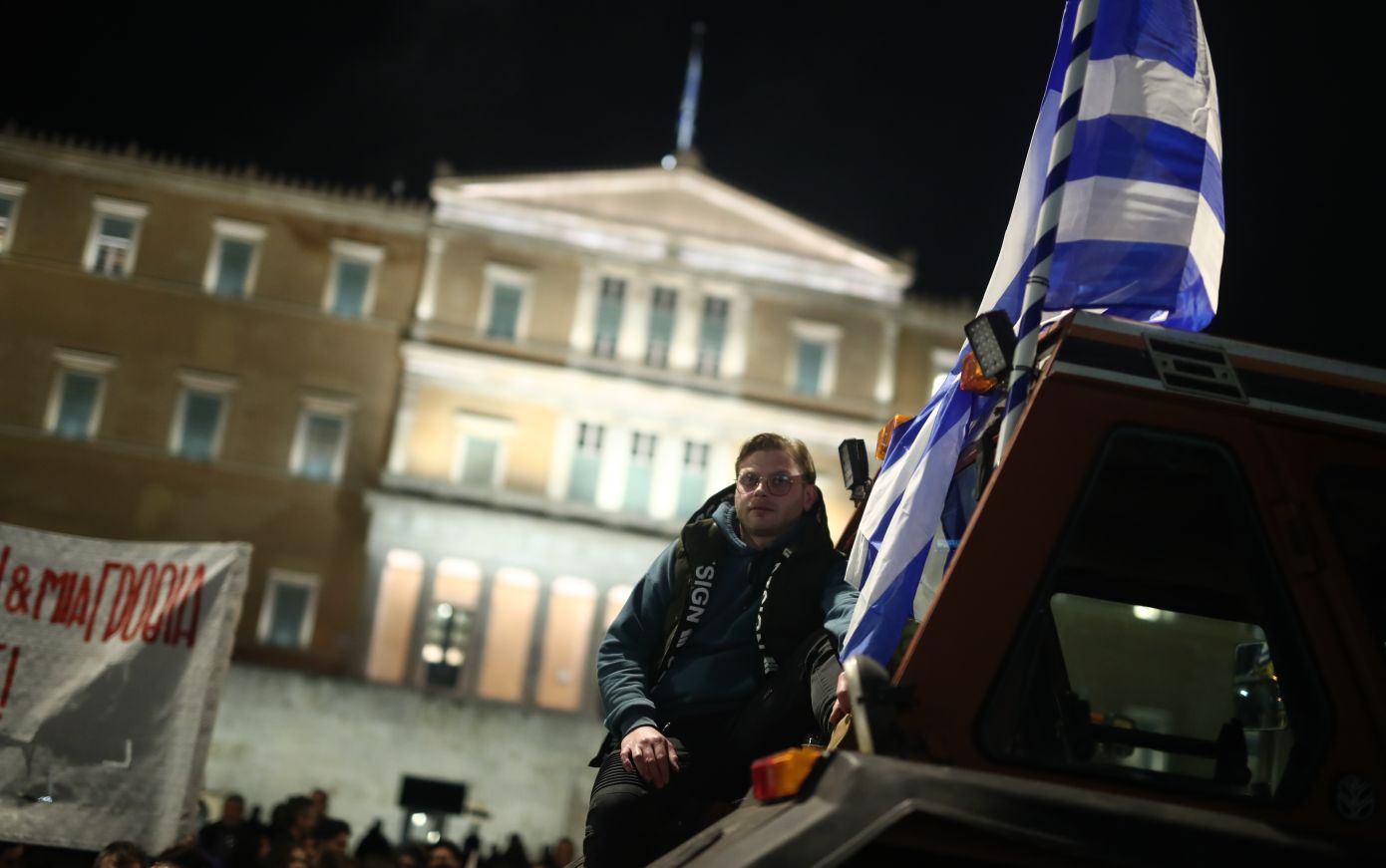 Βραδιά στο Σύνταγμα με πλήθος τρακτέρ και μήνυμα συνέχισης των διαδηλώσεων από τους αγρότες – Αποχώρηση το μεσημέρι