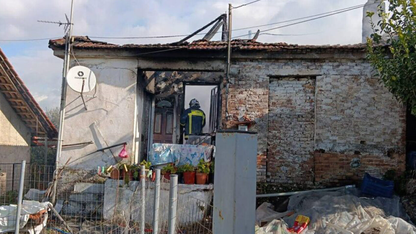 Πυρκαγιά σε οικία στην Ακροποταμιά Πηνείας – Στο νοσοκομείο ο ηλικιωμένος κάτοικος