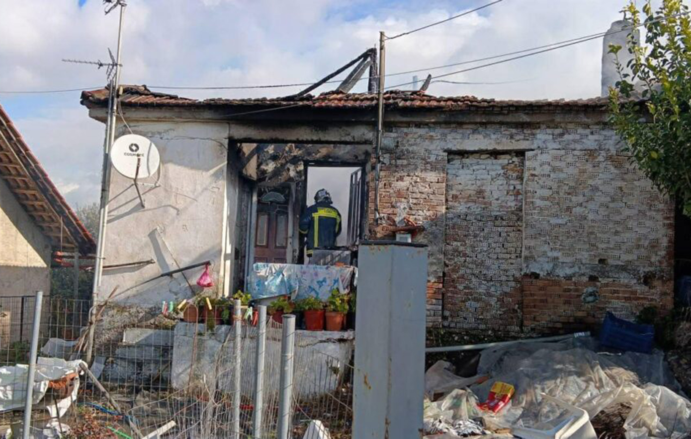 Πυρκαγιά σε οικία στην Ακροποταμιά Πηνείας – Στο νοσοκομείο ο ηλικιωμένος κάτοικος