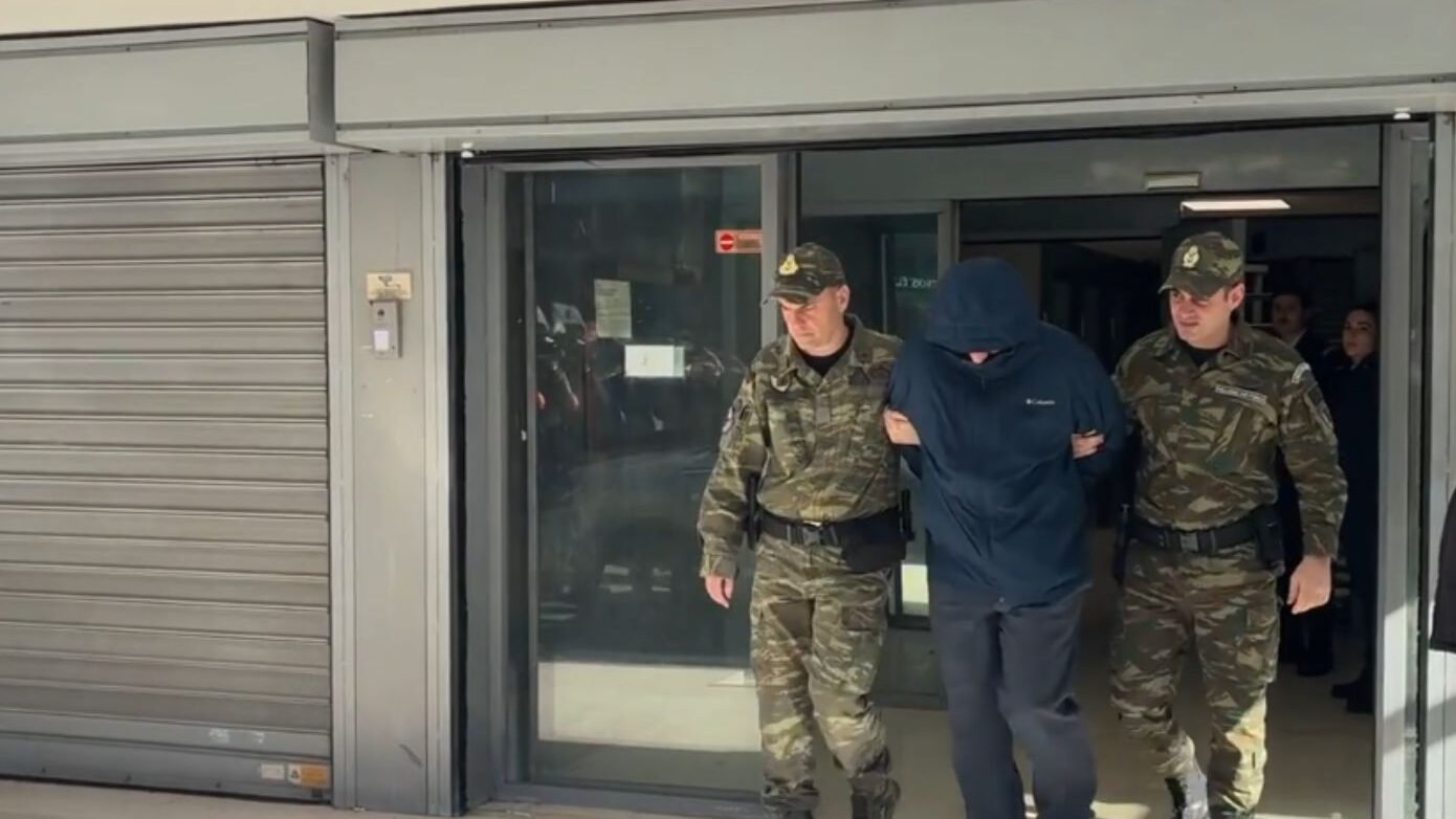 H έξοδος του σμηνάρχου που κατηγορείται για κατασκοπεία υπέρ της Κίνας από το κτίριο του Αεροδικείου – Δείτε βίντεο