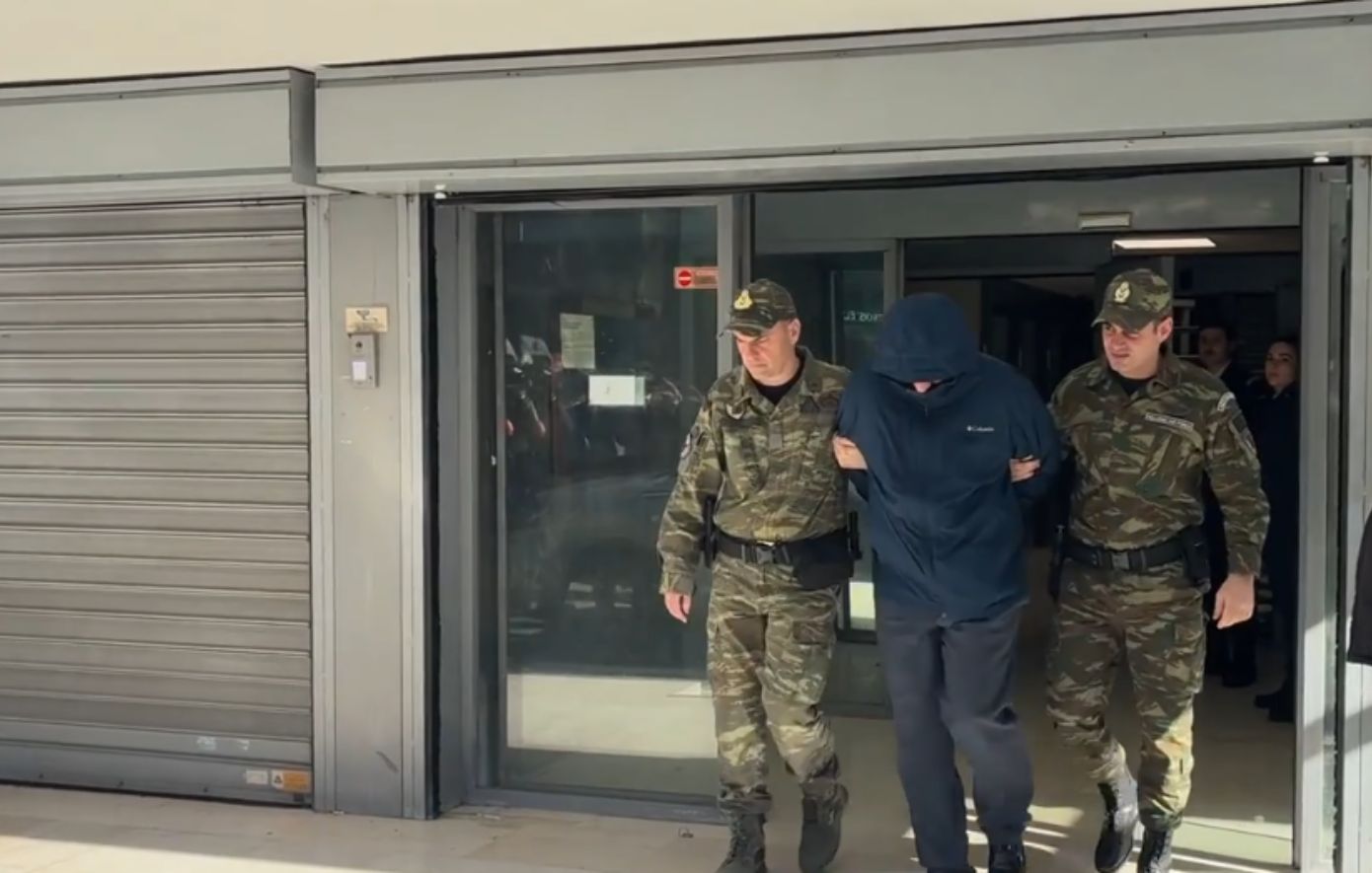 H έξοδος του σμηνάρχου που κατηγορείται για κατασκοπεία υπέρ της Κίνας από το κτίριο του Αεροδικείου – Δείτε βίντεο