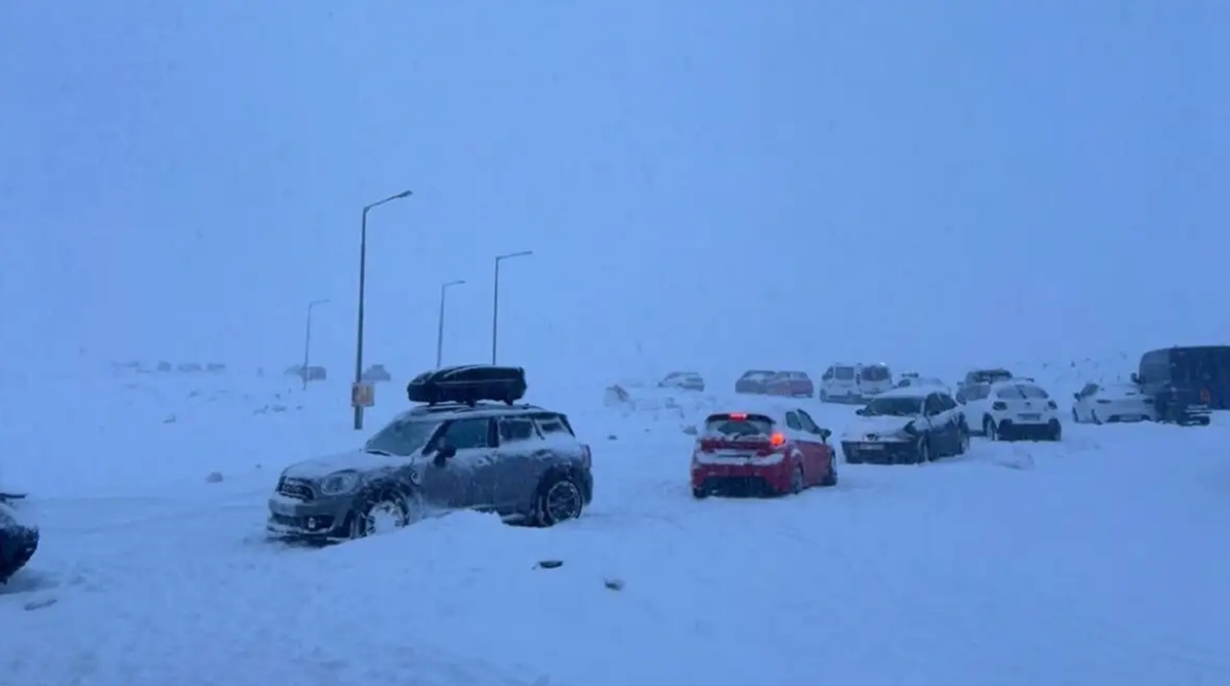 Επιτυχής ολοκλήρωση της διάσωσης στο χιονοδρομικό Φαλακρού – Σώθηκαν 100 άτομα, συμπεριλαμβανομένου ενός βρέφους