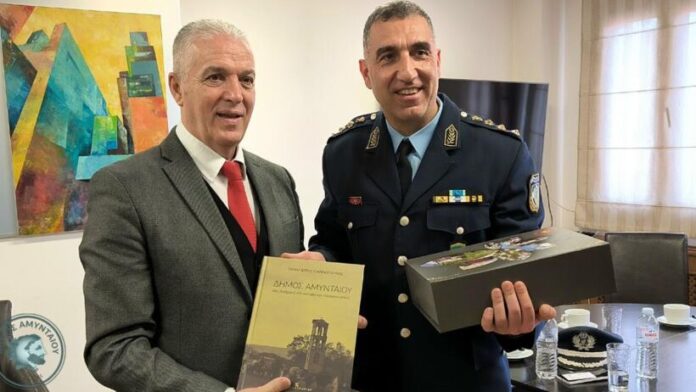 Η καινούργια ηγεσία της Αστυνομικής Διεύθυνσης Φλώρινας στο Δημαρχείο Αμυνταίου