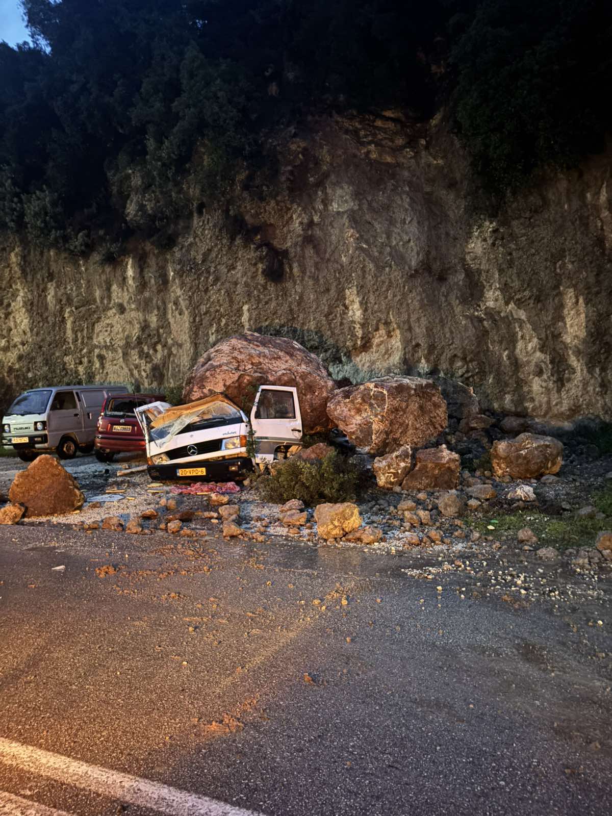 Στο έλεος της κακοκαιρίας η Ήπειρος με κλειστούς δρόμους και νέες κατολισθήσεις