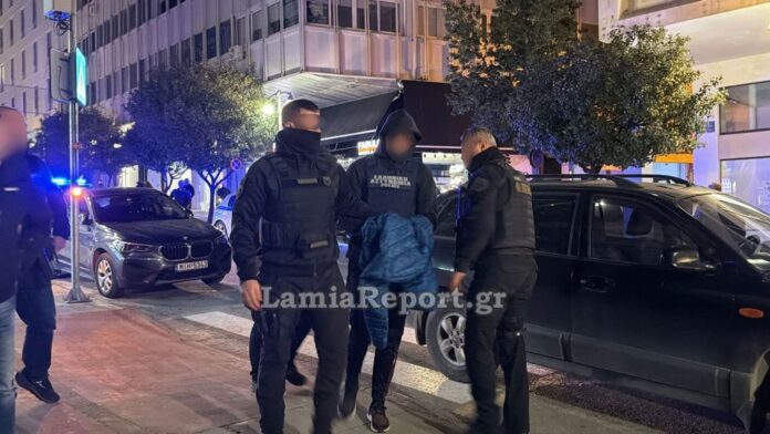 Με αλεξίσφαιρο γιλέκο οδηγήθηκε ο Αρχιφύλακας των Φυλακών Δομοκού στα Δικαστήρια Λαμίας
