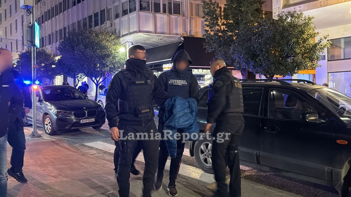 Με αλεξίσφαιρο γιλέκο οδηγήθηκε ο Αρχιφύλακας των Φυλακών Δομοκού στα Δικαστήρια Λαμίας