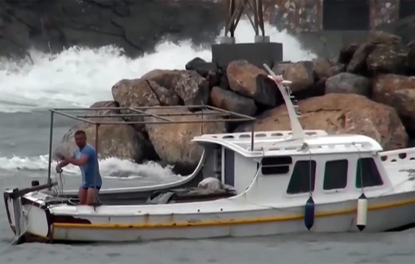 Αγωνιώδεις στιγμές στην Αστυπάλαια: Ψαράς βούτηξε με 10 μποφόρ για να διασώσει το καΐκι του