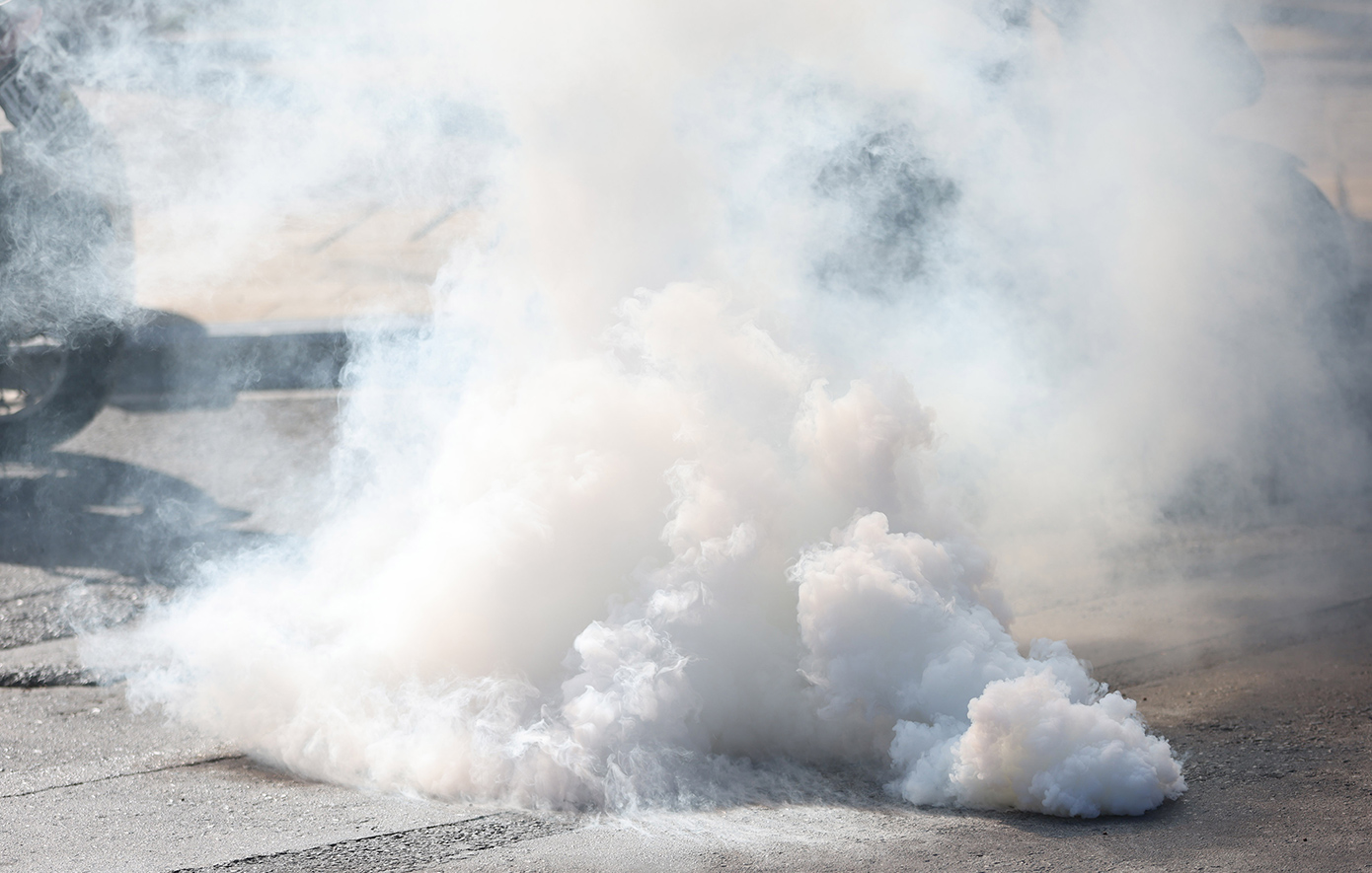 Συγκρούσεις στο κέντρο της Θεσσαλονίκης κατά την πορεία για τα Τέμπη – Μολότοφ και δακρυγόνα