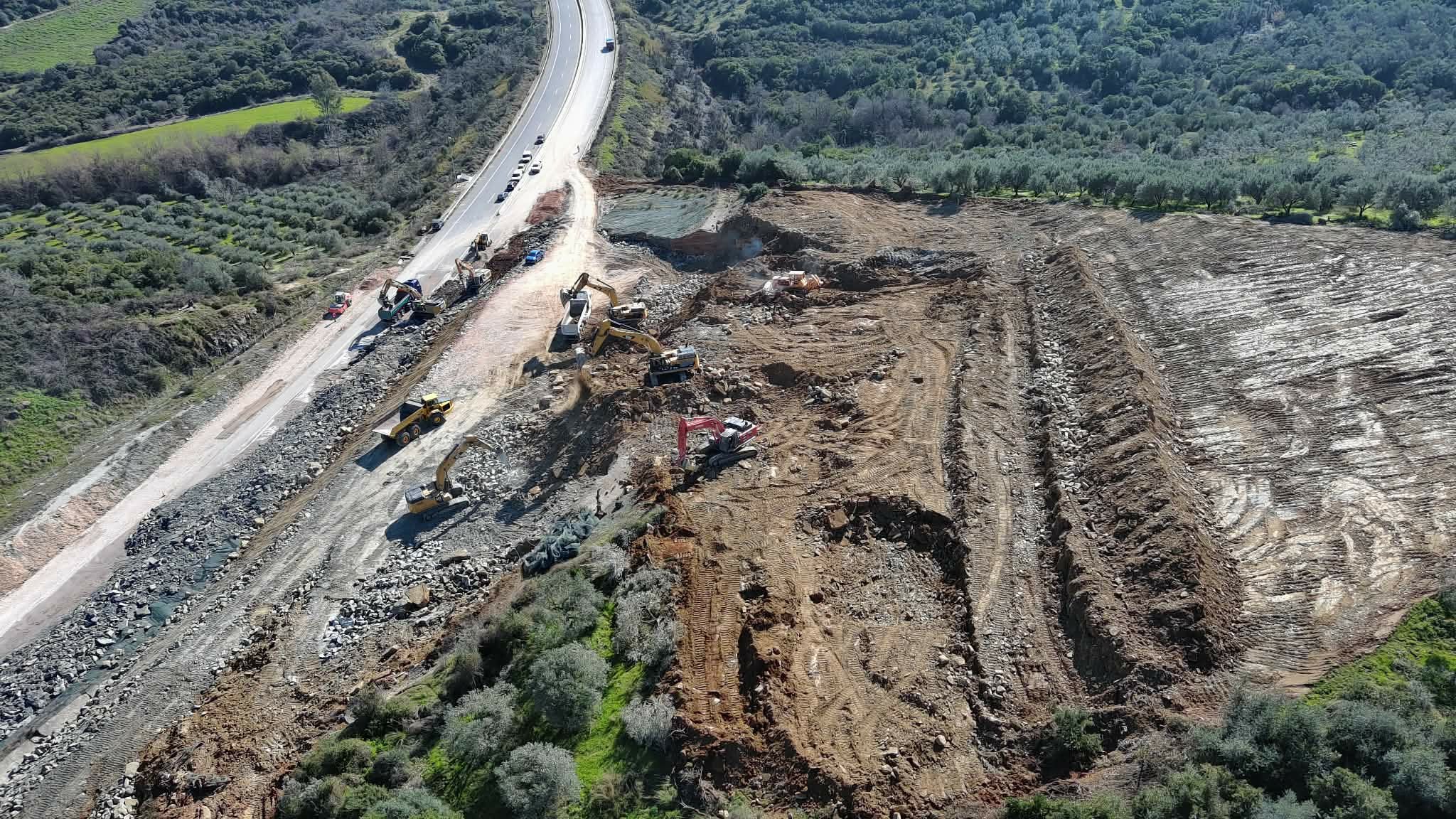 Συνεχίζονται αδιάκοπα οι εργασίες στην Ιόνια Οδό – Απομακρύνονται τόνοι χώματος