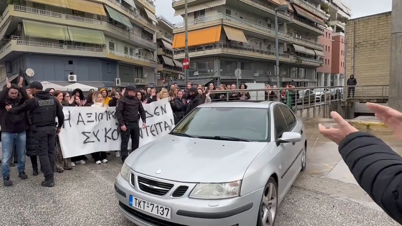 Με επευφημίες και χειροκροτήματα από το προσωπικό η αποχώρηση του ιδιοκτήτη της «Βιολάντα» από τα δικαστήρια