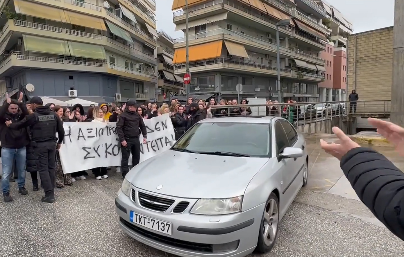 Με επευφημίες και χειροκροτήματα από το προσωπικό η αποχώρηση του ιδιοκτήτη της «Βιολάντα» από τα δικαστήρια