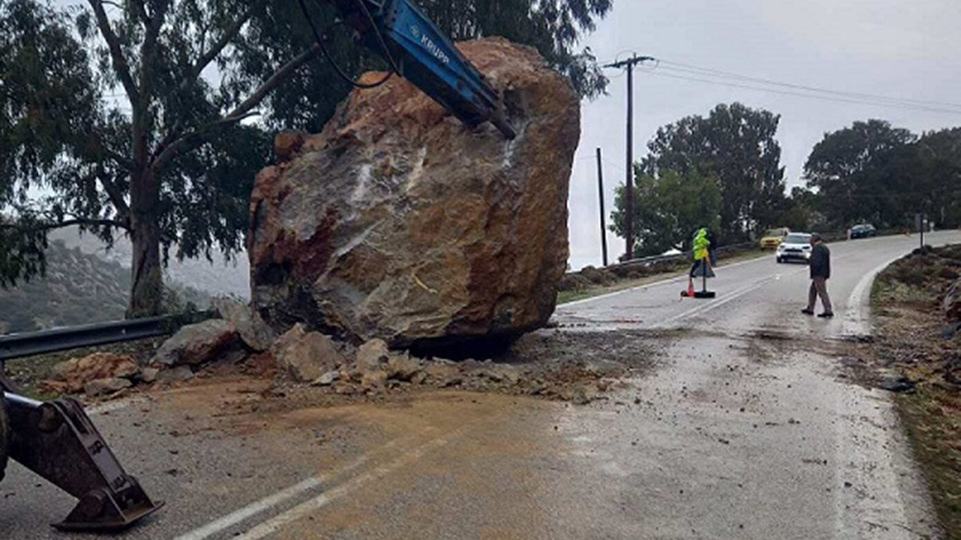 Άρχισαν οι εργασίες διάλυσης και απομάκρυνσης του βράχου που κατέπεσε σε δρόμο στη Χίο