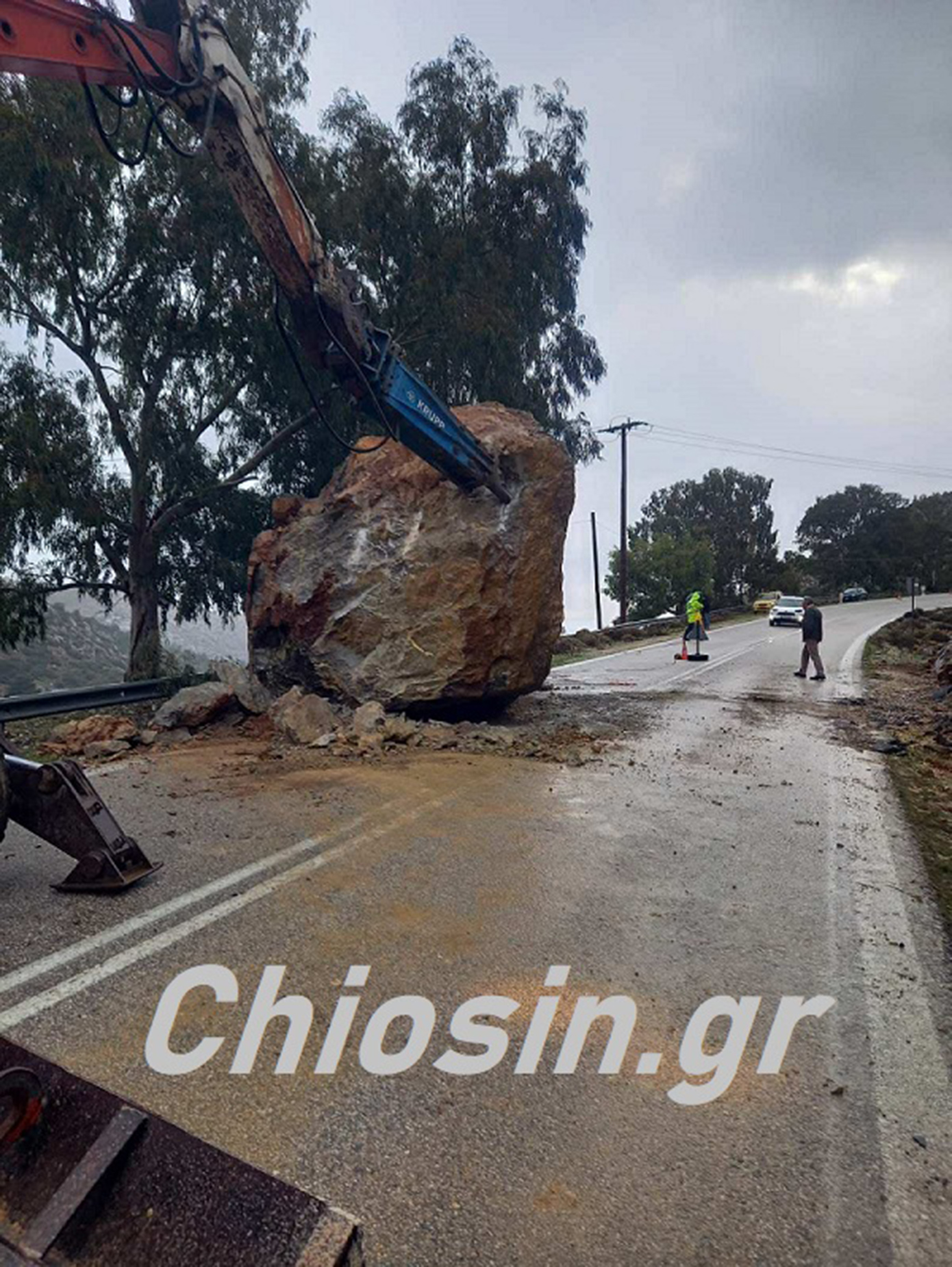 Άρχισαν οι εργασίες διάλυσης και απομάκρυνσης του βράχου που κατέπεσε σε δρόμο στη Χίο